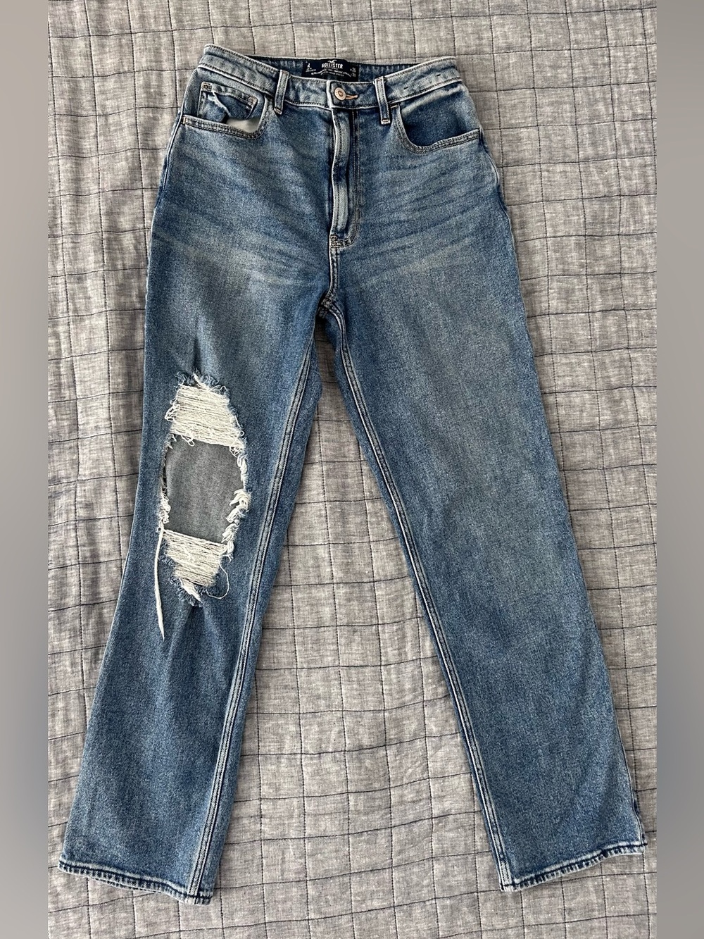 Hollister Ultra High-Rise ’90s Vintage Straight Distressed Jeans Size 26